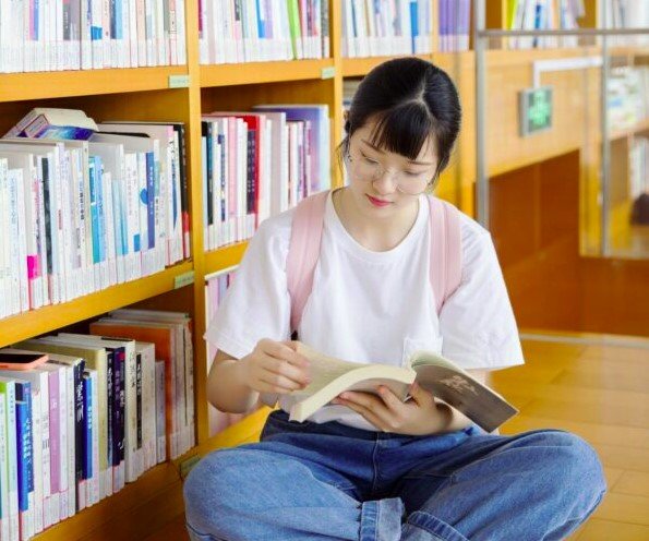Nữ sinh xinh đẹp chia sẻ cách đọc sách hiệu quả